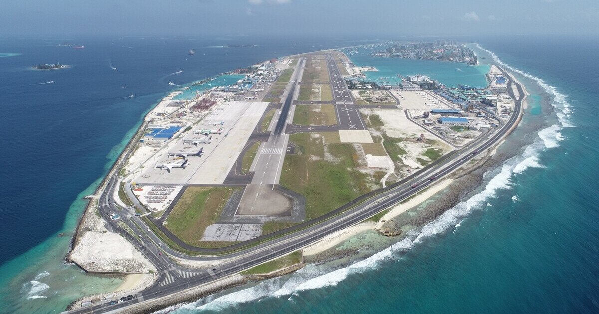 Airport maldives Landing in